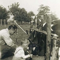 Josef Jollet mit seinem Patenkind Werner beim Kühetränken